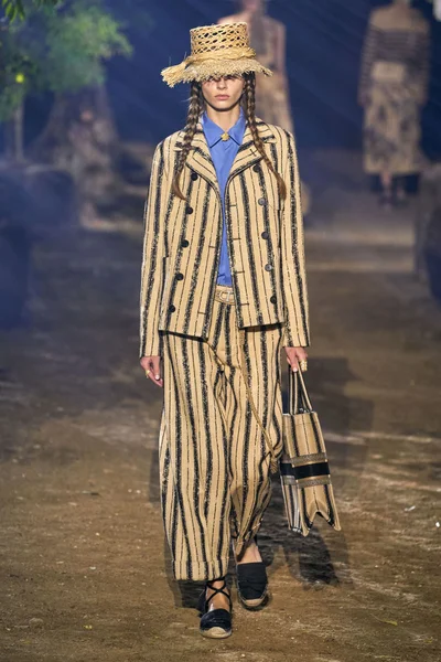 Look 15